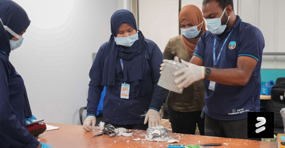 ރާއްޖެއަށް އެތެރެކުރަން އުޅުނު 18 ކިލޯގެ ޑްރަގު އަތުލައިގެންފި | މަގުމަތީގެ އަގު 26 މިލިއަން